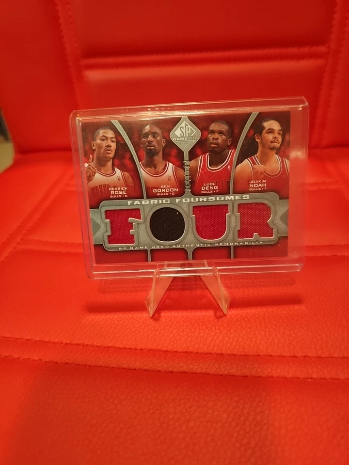 2009 SP Game Fabric Foursomes Derrick Rose, Luol Deng Ben Gordon & Noah 67/99 Foto 1 de 3
