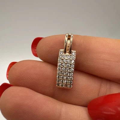 Colgante de barra de oro laminado de 14 quilates con racimo de circonitas naturales con sello 585RG Foto 1 de 4