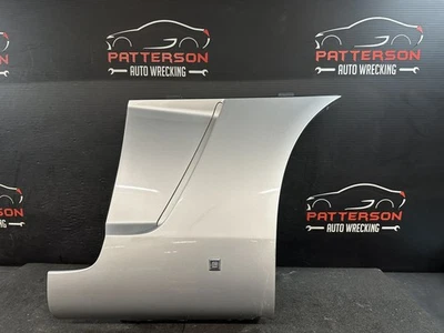 07-10 GUARDABARROS DERECHO PASAJERO DELANTERO SATURNO SKY PLATA PERLA 67U Foto 1 de 4