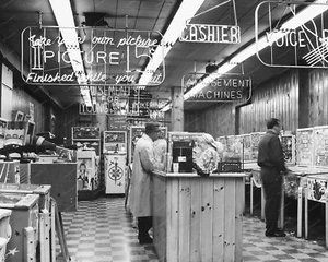 Spielhalle Woodrail Flipperautomaten 8x10 Nachdruck des alten Fotos - Bild 1 von 1