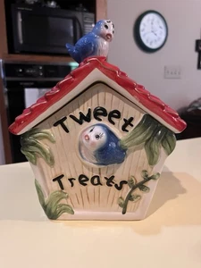 Vintage Bluebird Birdhouse Porcelain Cookie Jar Tweet Treats No Damage - Picture 1 of 13