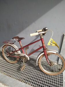 Superbe ancien vélo enfant PEUGEOT avec sont fanion dans sont ju déco cycle bike