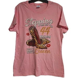 T-shirt manica corta rosa grande che entra nel mio 44° compleanno come una regina - Foto 1 di 2