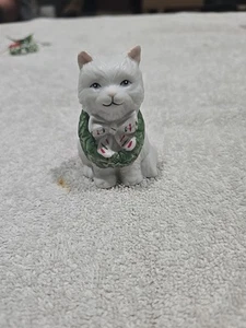 Estatuilla de gato gatito de porcelana blanca con corona de Navidad pintada a mano de 3" de alto - Imagen 1 de 5