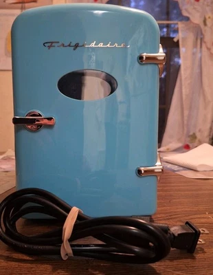 Mini Nevera Frigidaire - Modelo EFMIS197 Azul, Con Cable de Alimentación de CA - Funciona muy bien Foto 1 de 4