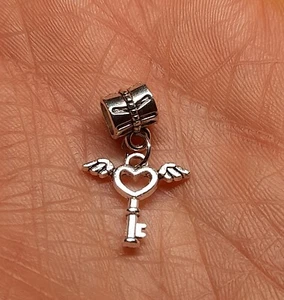 Ciondolo Charm in acciaio color argento simil Pandora Chiave Ali D'angelo - Foto 1 di 2