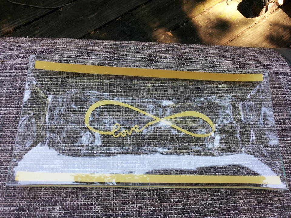 Bandeja decorativa de vidrio dorado Love Theme Foto 1 de 4