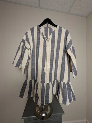 Top campesino a rayas de lino y algodón con borla y dobladillo con volantes Foto 1 de 4