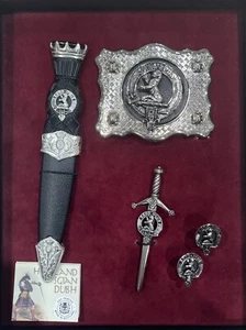 Scottish Clan Crest Zinn Geschenkset - Sgian Dubh, Kilt Pin, Manschettenknöpfe, Schnalle - Bild 1 von 76
