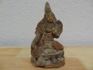 ANTIKE TIBETISCHE MONGOLISCHE BUDDHISTISCHE HANDGEFERTIGTE TONSTATUE eines GRÜNEN TARA - Bild 1 von 18