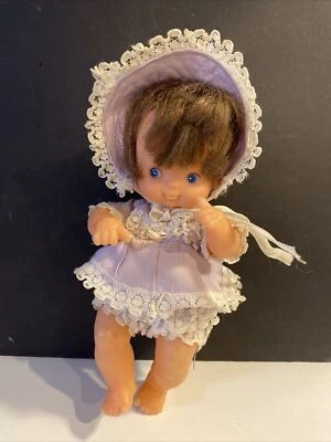 Muñeca bebé vintage de plástico duro articulada con vestido de capó 6,5" hecha en Hong Kong Foto 1 de 4