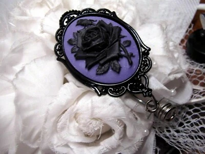 Carrete retráctil porta etiquetas insignia identificación camafeo rockabilly gótico rosa negro púrpura Foto 1 de 4