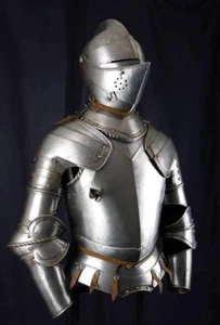 Tuta da cavaliere armatura gotica pronta per la battaglia armatura in acciaio con casco - Foto 1 di 3