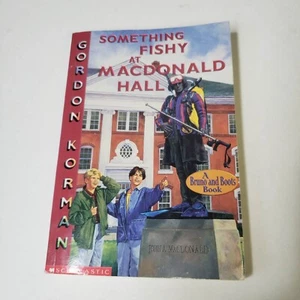 Something Fishy at MacDonald Hall - Tapa blanda - Bruno & Boots de Gordon Korman - Imagen 1 de 7