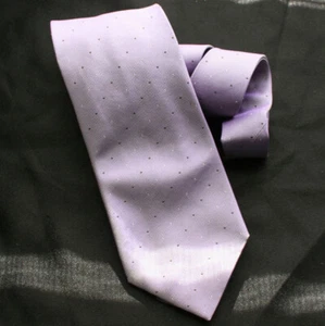 Corbata ESCADA púrpura blanco y negro lunares sobre seda lavanda - Imagen 1 de 3