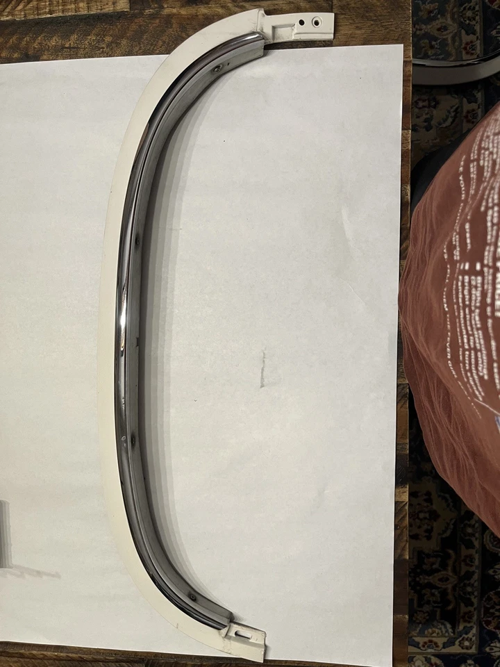 Оригинальный молдинг для отделки правого заднего колеса переднего привода Cadillac Deville 1989-1993 годов выпуска 25550801 - Изображение 1 из 4