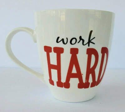 Taza de café blanca Pfaltzgraff ~Trabaja duro ~ Foto 1 de 4