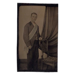 19th Century Man Wearing Blue Sash - Tintype - Civil War Era Standing Portrait - Foto 1 di 2