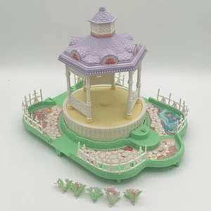 Fisher Price Precious Places Twirling Melody Gazebo Set incompleto - FUNZIONANTE - Foto 1 di 4