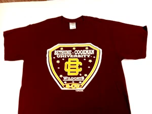 Bethune Cookman University BC Wildcats Herren Medium weinrot Fußball T-Shirt NEU - Bild 1 von 5