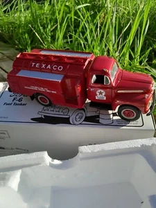 FIRST GEAR FORD F6 FUEL TANKER TEXACO 1951 SCALE 1:34 - Picture 1 of 10