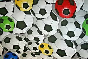 PELOTAS DE FÚTBOL A GRAN ESCALA, 56 PULGADAS DE ANCHO, COLORIDAS - TELA 100% ALGODÓN - Imagen 1 de 4
