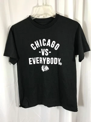 Nueva Camisa NHL Chicago vs Everybody NHL Blackhawks Hockey Fanáticos Negra Juvenil L Foto 1 de 4
