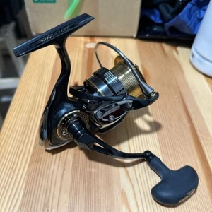 Carrete giratorio Daiwa 15 Exist 3012H - Imagen 1 de 7