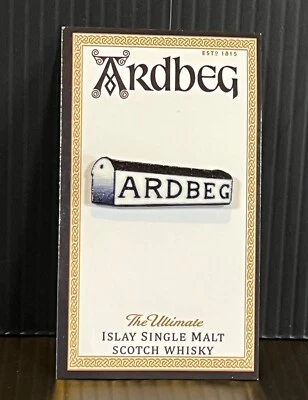 Pin de solapa de whisky escocés Ardbeg: Pinback Islay Distillery House - nuevo/raro Foto 1 de 4