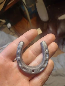 Artículo de artesanía/joyería de herradura de metal plateado con agujero - Imagen 1 de 5