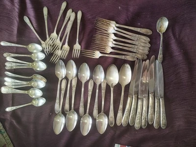 Juego de 43 piezas de placas de plata W M Rogers patrón borgoña de 1934 necesita pulido Foto 1 de 4