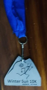 Medalla Winter Sun 10K Moab Utah 3er lugar tercero con cordón azul tono plata - Imagen 1 de 3