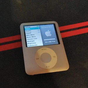 Apple iPod Nano 3rd Generation silver (8GB) - Tested Working - Picture 1 of 4