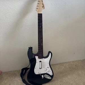 Nintendo Wii Rock Band Fender Stratocaster Guitar Very Good Condition W/ Strap - Picture 1 of 12