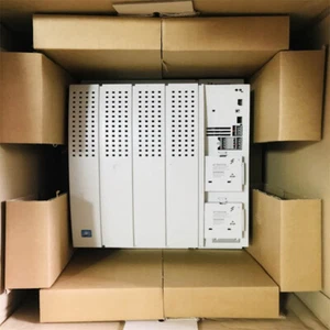 Lenze E82EV223-4B241 E82EV223K4B241 NUOVO in scatola spedizione accelerata da DHL - Foto 1 di 2