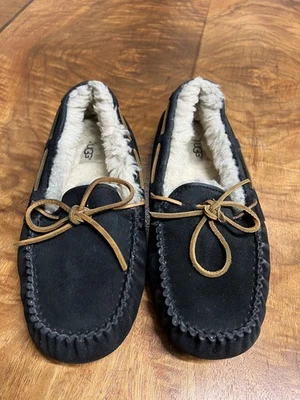 Zapato sin cordones UGG Dakota para mujer 8 mocasines de gamuza negra piel de oveja Foto 1 de 4