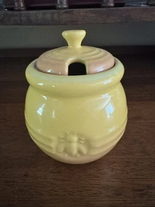 Le Creuset Honey Pot Jar Lidded Stoneware Dijon 16 Oz Yellow - Picture 1 of 7