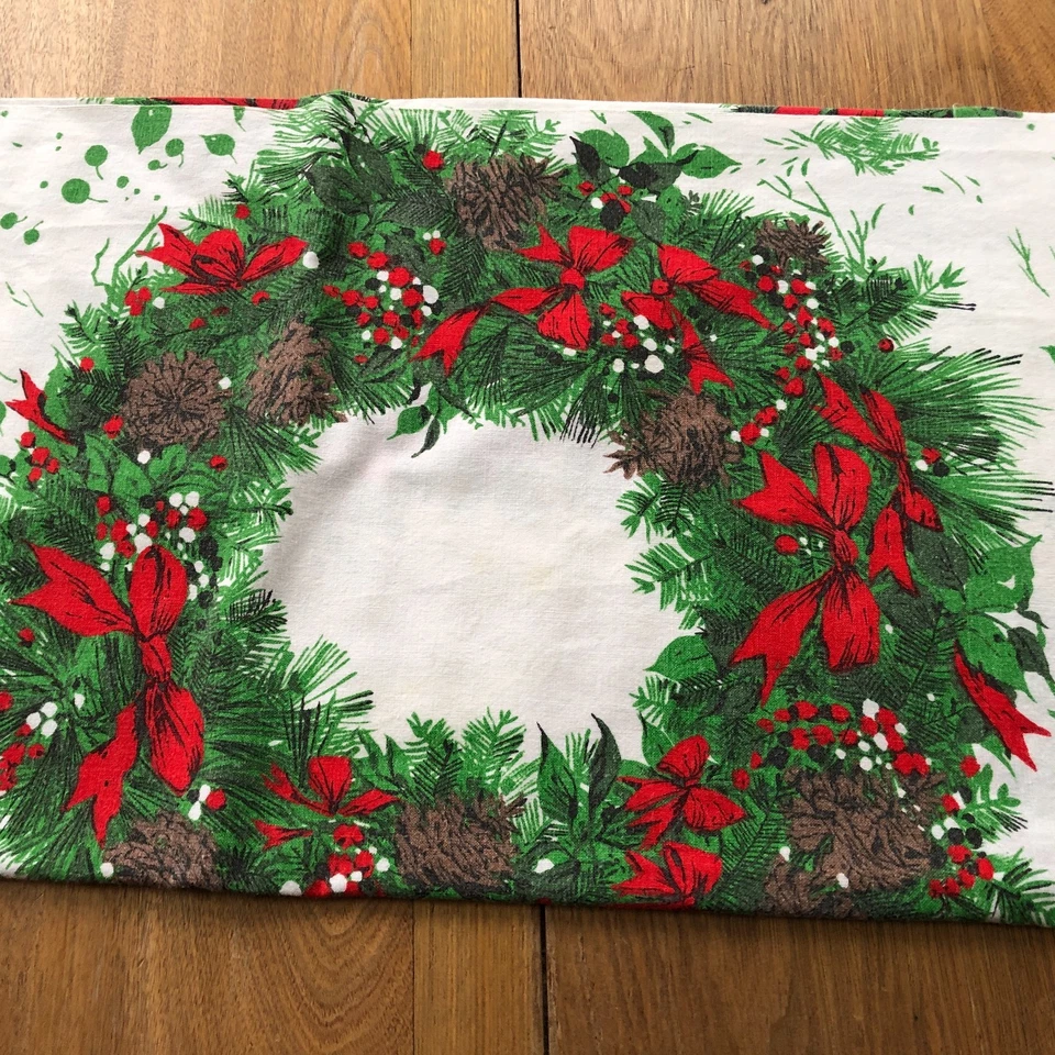 圣诞节红色 Bpws,松木和松木锥形花圈桌布 51 x 67.5 — 第 1/1 张图片