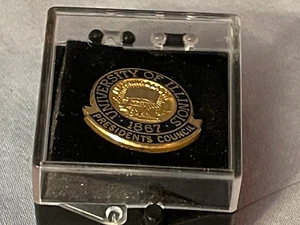 Botón trasero de metal vintage de la Universidad de Illinois premio del Consejo del Presidente de Illinois - Imagen 1 de 3