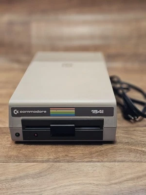 Commodore 1541 Diskettenlaufwerk für C64 Computer schaltet ein - sauberes Gehäuse - Bild 1 von 4