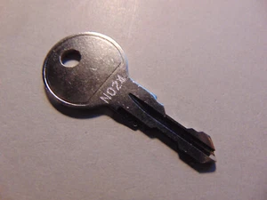 Original Thule Schlüssel N024 Ersatzschlüssel Heckträger Dachboxen Dachträger - Picture 1 of 1