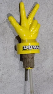 ANCIEN DOSEUR BEC VERSEUR DUVAL EN FORME DE MAIN JAUNE - Photo 1/4