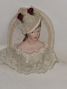  Ornamento da appendere vintage in ceramica viso da donna in panno di pizzo made in Taiwan  - Foto 1 di 5