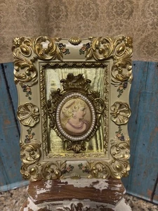 Vintage ovale gerahmte Kamee mit verziertem goldfarbenem Rahmen Handarbeit OOAK Unikat - Bild 1 von 3