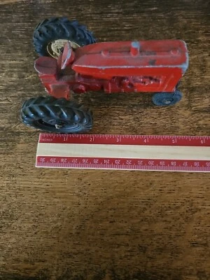 Antiguo tractor agrícola de metal desconocido. Foto 1 de 4