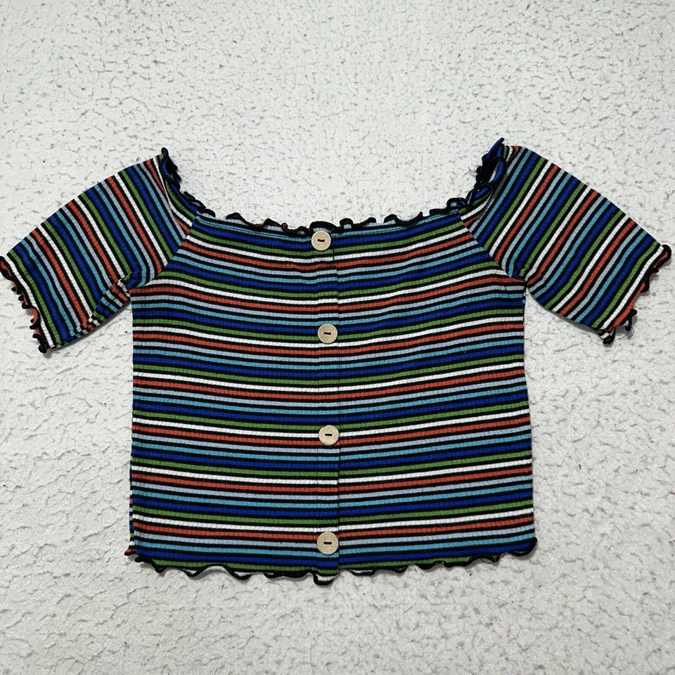 Camiseta corta mediana Ambiance para mujer a rayas arco iris con botones borde delantero con volantes Foto 1 de 4