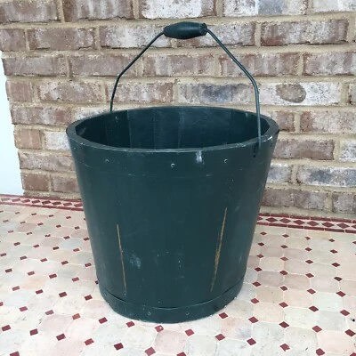 Cubo de madera gris estilo primitivo con mango de fianza jardinera pálida pozo arte de jardín Foto 1 de 4