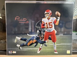 Patrick Mahomes Signed Autographed 16x20 Spotlight Photo Chiefs 🔴 ink Beckett - Picture 1 of 4