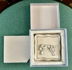 Baratija de tocador o caja de anillo Wedgwood "PLATINO CELESTIAL" de porcelana de hueso nueva en caja - Imagen 1 de 8