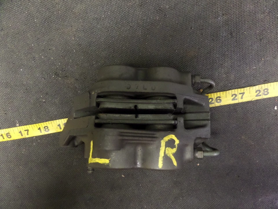 2000 YAMAHA YZF600R ПЕРЕДНИЙ ПРАВЫЙ ТОРМОЗ СУППОРТ W КОЛОДКИ - Изображение 1 из 1